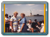 Vor der Freiheitsstatue auf dem Houdsonriver, 1982